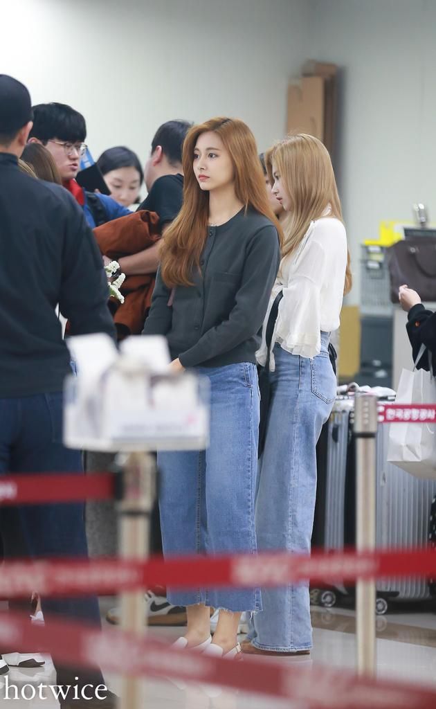 13 Referensi Padu Padan Celana Jeans ala Tzuyu Twice, Simpel Tapi Kece