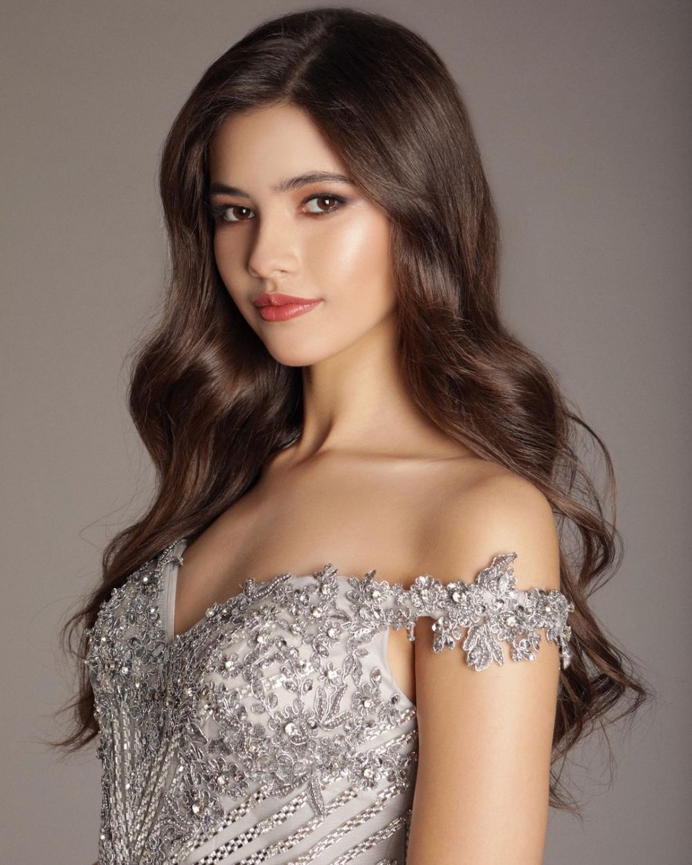 9 Potret Miss Universe Rusia 2021 Ralina Arabova, Stunning Banget!