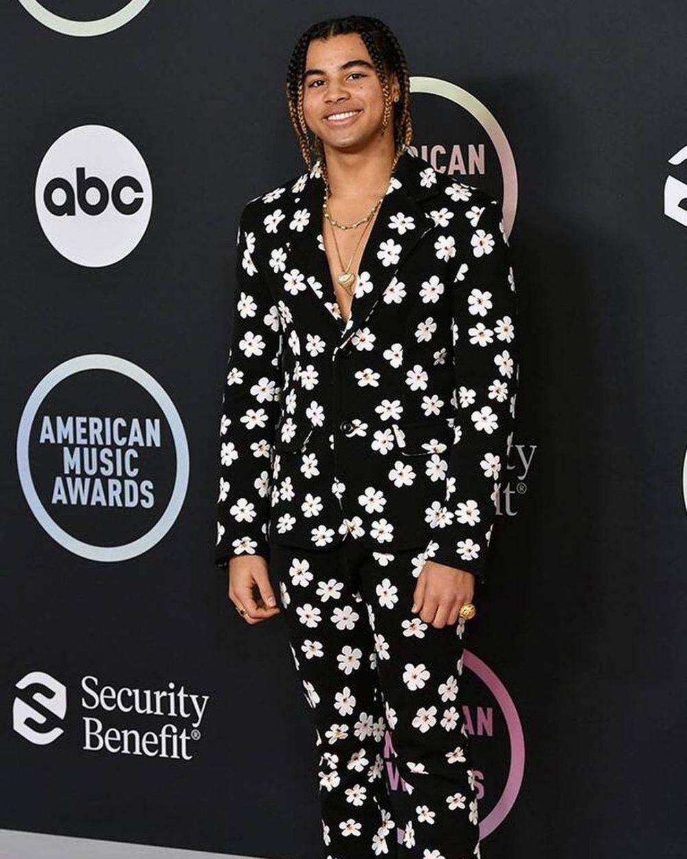 10 Gaya Seleb Pria Di Red Carpet American Music Awards 2021