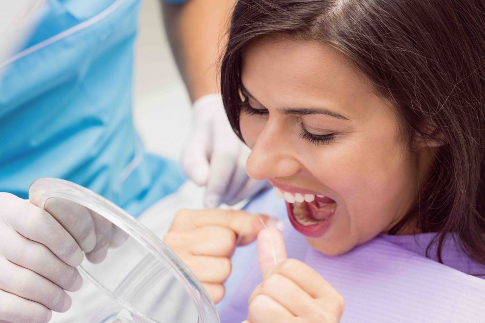 5 Kesalahan Flossing Gigi yang Harus Dihindari