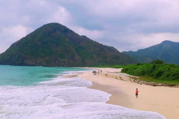 Menikmati Panorama Pantai Mekaki di Lombok Barat