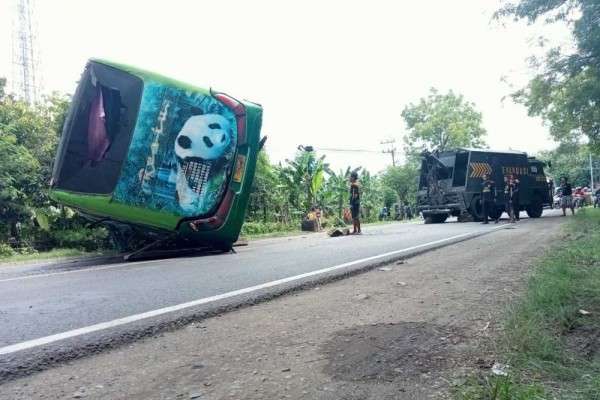 Kecelakaan Di Madiun, Bus Restu Tabrak Motor Dan Terguling