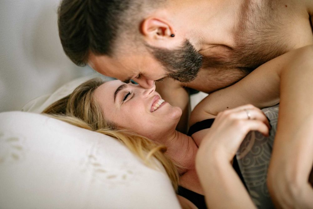7 Posisi Seks yang Bikin Bergairah Saat Berciuman Lidah
