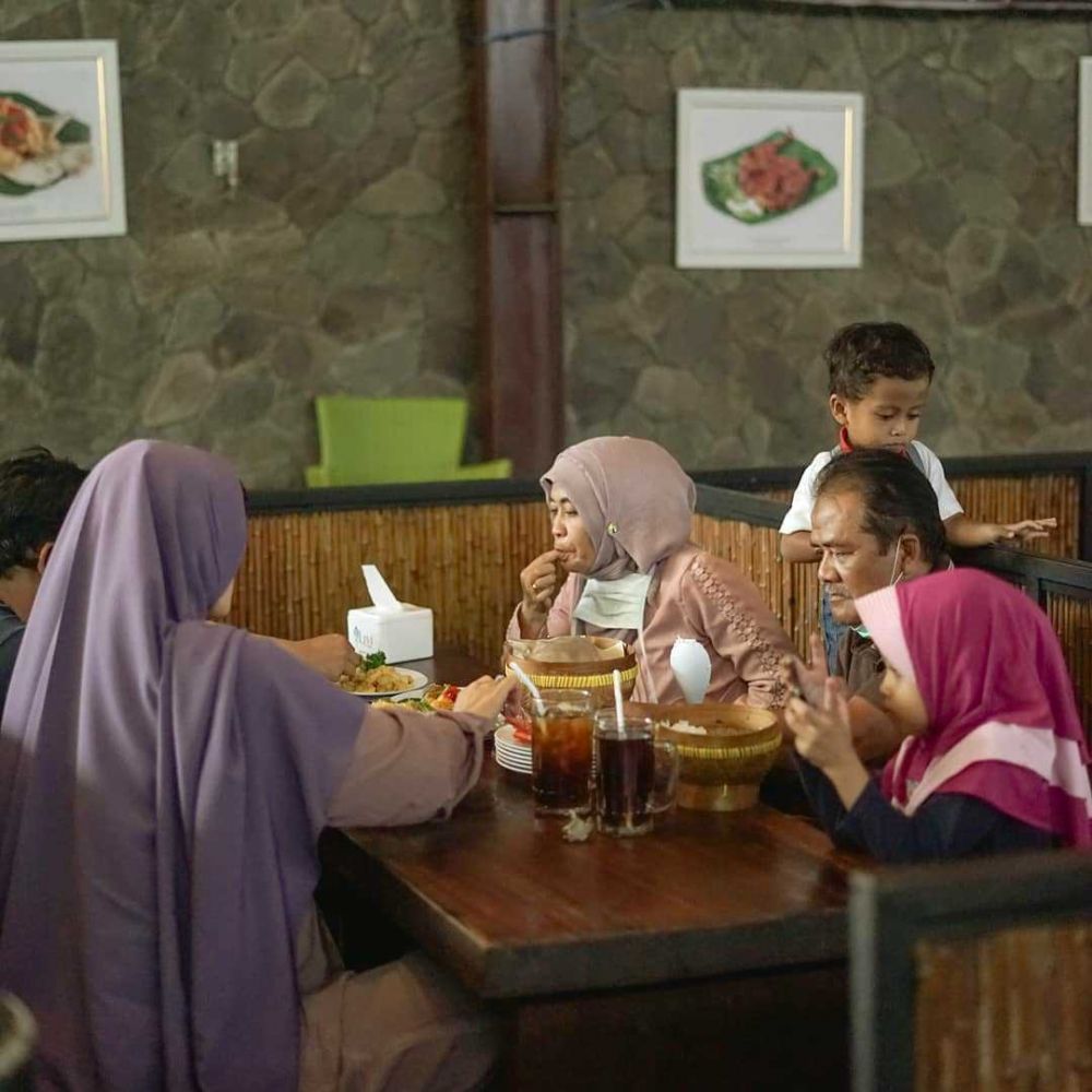 5 Warung Makan Lesehan di Surabaya, Cocok untuk Family Time
