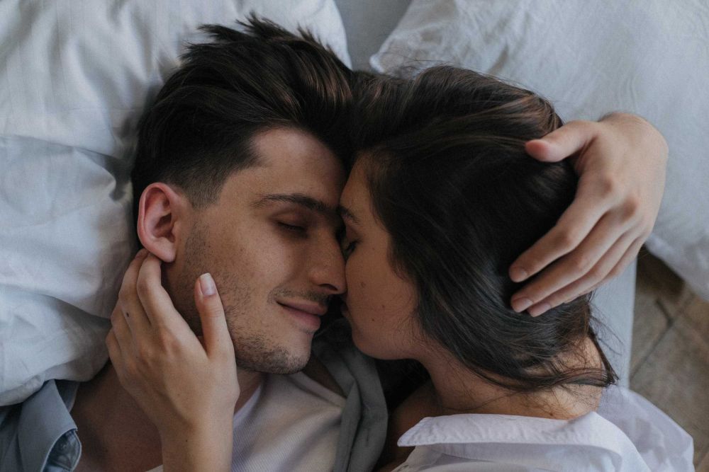 5 Alasan Mengapa Pasangan Gemar 'Gelap-gelapan' saat Bercinta