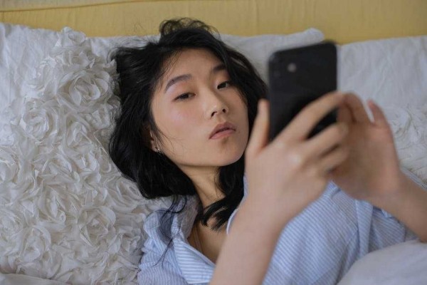 5 Alasan Kamu Harus Berhenti Stalking Mantan yang Sudah Menikah