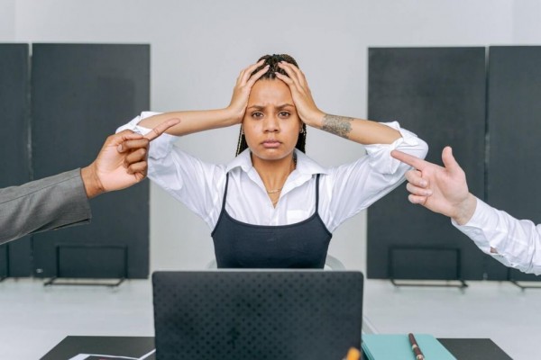 5 Cara Mengatasi Emotional Breakdown Saat Di Kantor