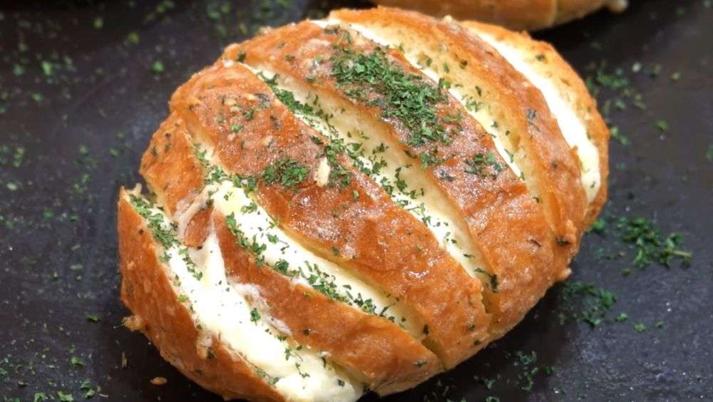 9 Variasi Garlic Cheese Bread Yang Bisa Bikin Ketagihan