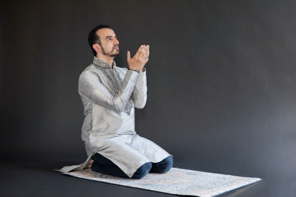 7 Doa Islam yang Harus Kamu Amalkan di Kehidupan Sehari-hari