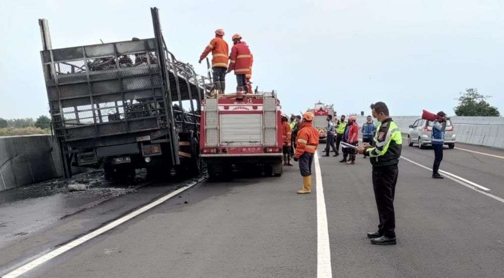 Truk Muat 39 Sepeda Motor Terbakar Di Tol Nganjuk