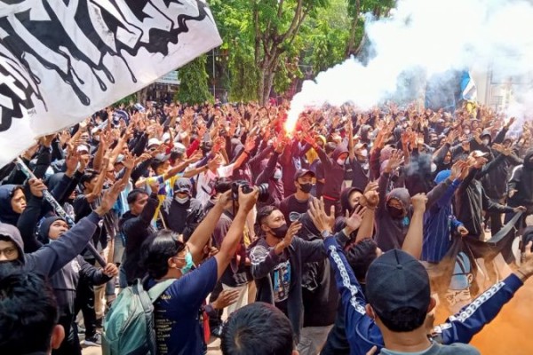 Ratusan Suporter Persela Desak Iwan Setiawan Mundur!