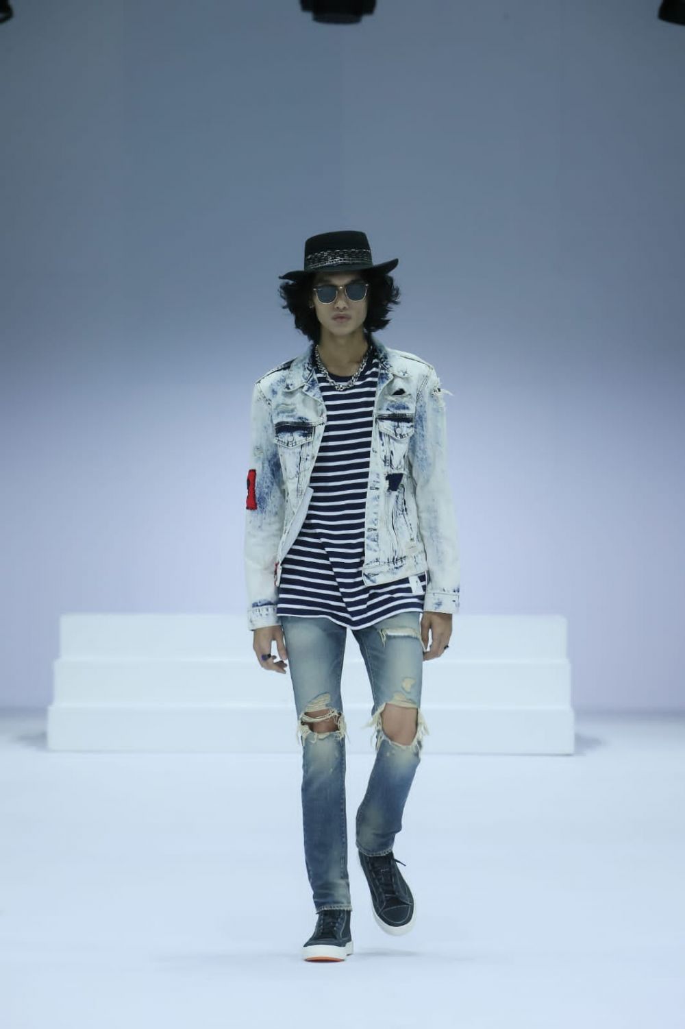 10 Fashion Style Pria dengan Outfit Denim di Jakarta Fashion Week 2022