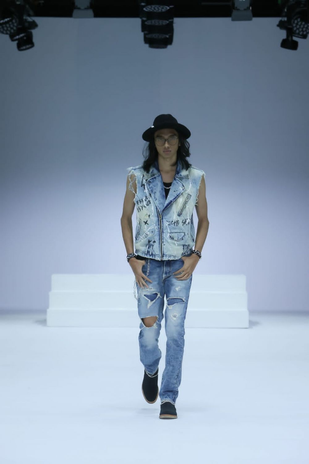 10 Fashion Style Pria dengan Outfit Denim di Jakarta Fashion Week 2022