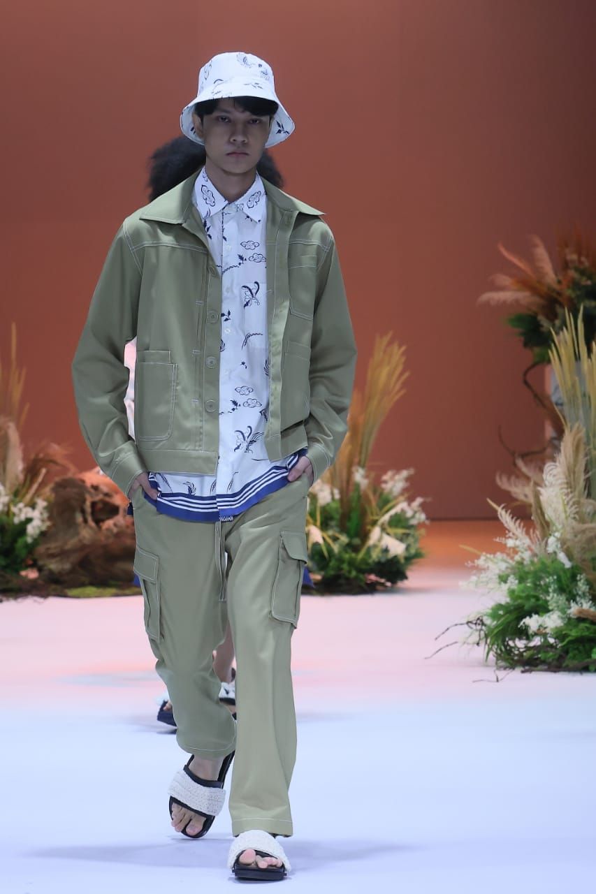 9 Koleksi Outfit Batik Pria dari Bateeq di JFW 2022, Kasual dan Catchy