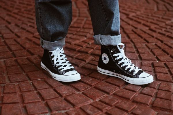 gambar sepatu converse original