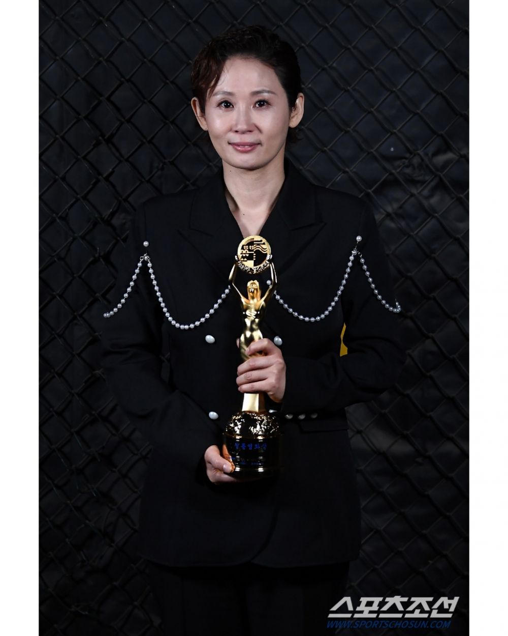 10 Aktor dan Artis yang Raih Piala di Blue Dragon Film Awards Ke-42