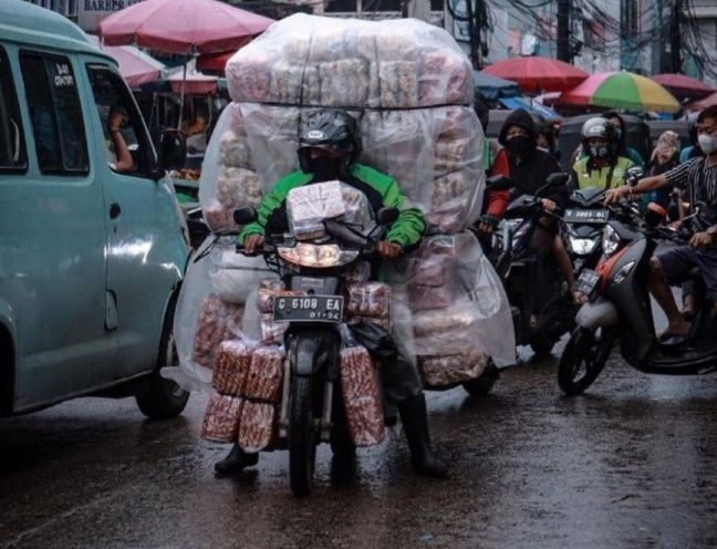 10 Potret Antimainstream Pengendara Motor Bawa Barang, Bikin Elus Dada