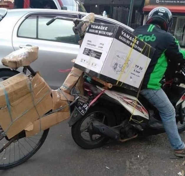 10 Potret Antimainstream Pengendara Motor Bawa Barang, Bikin Elus Dada