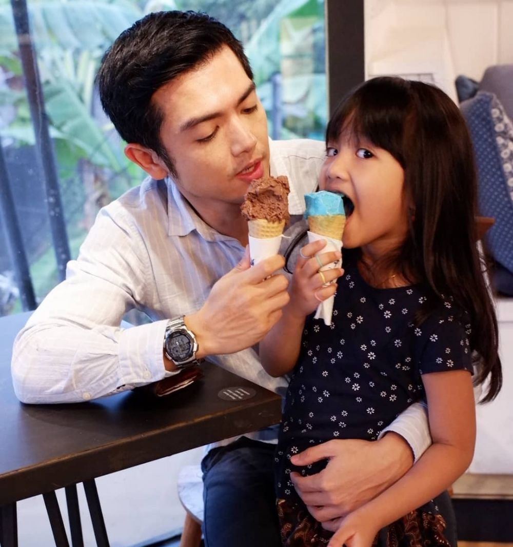 9 Potret Nicky Tirta Menemani Anak Berbagai Momen Bahagia, So Sweet!