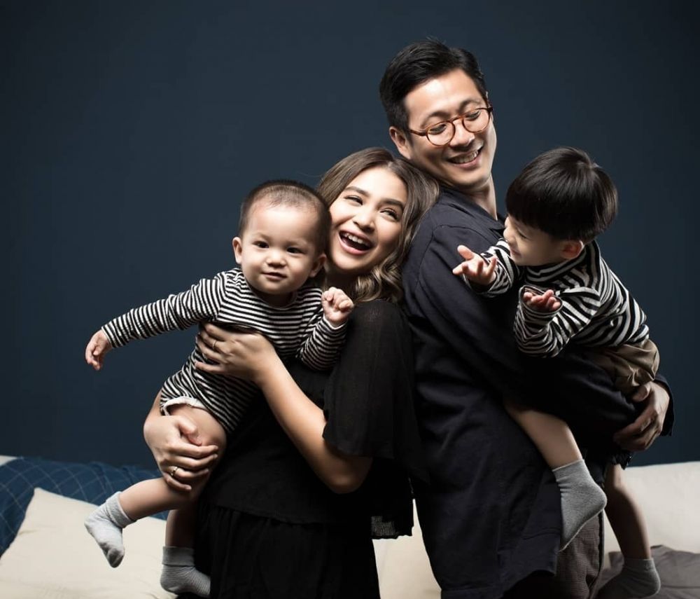 10 Potret Keluarga Junior Liem yang Bahagia dengan Dua Anak, Harmonis!
