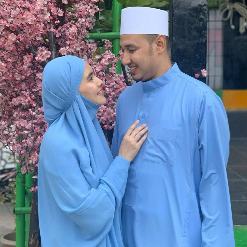 9 Potret Ustaz Dan Istri Pakai Baju Senada, Pasangan Bahagia