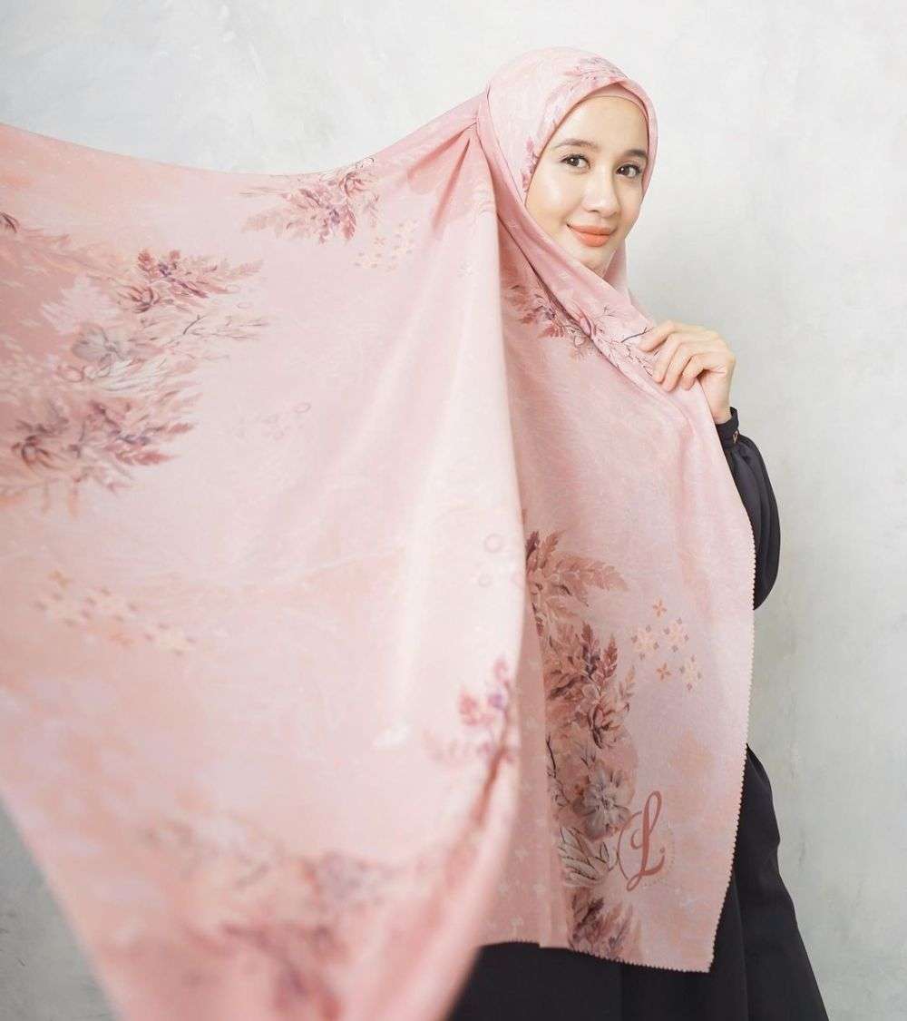 9 Potret Artis Yang Punya Brand Hijab, Eksis Berbisnis!