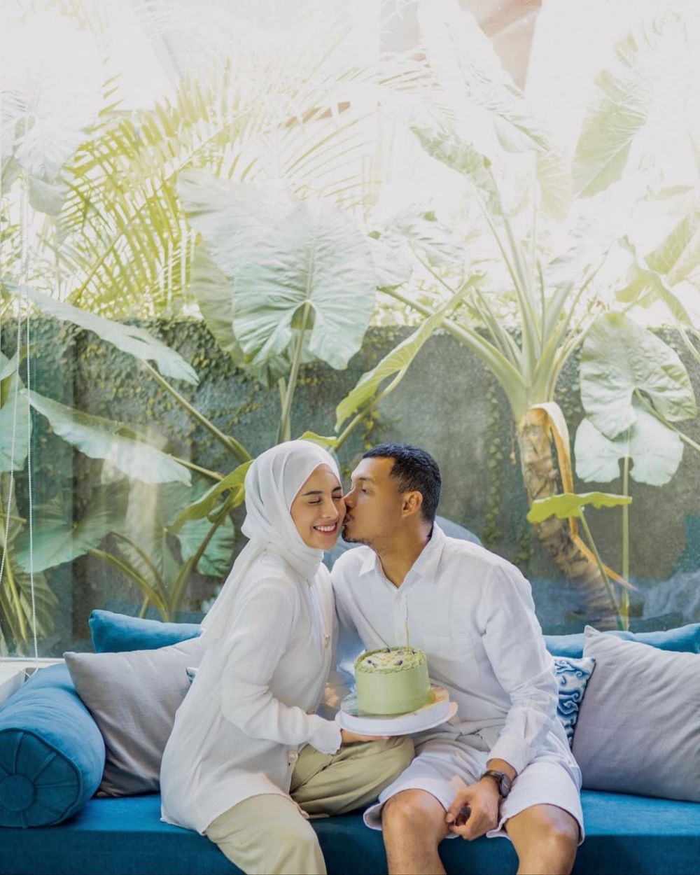 9 Potret Influencer Hijab dan Pasangan Kenakan Outfit Senada, Goals!