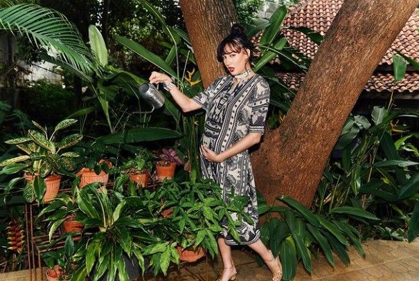 10 Maternity Shoot Nadine Chandrawinata, Kompak Bareng Suami! 