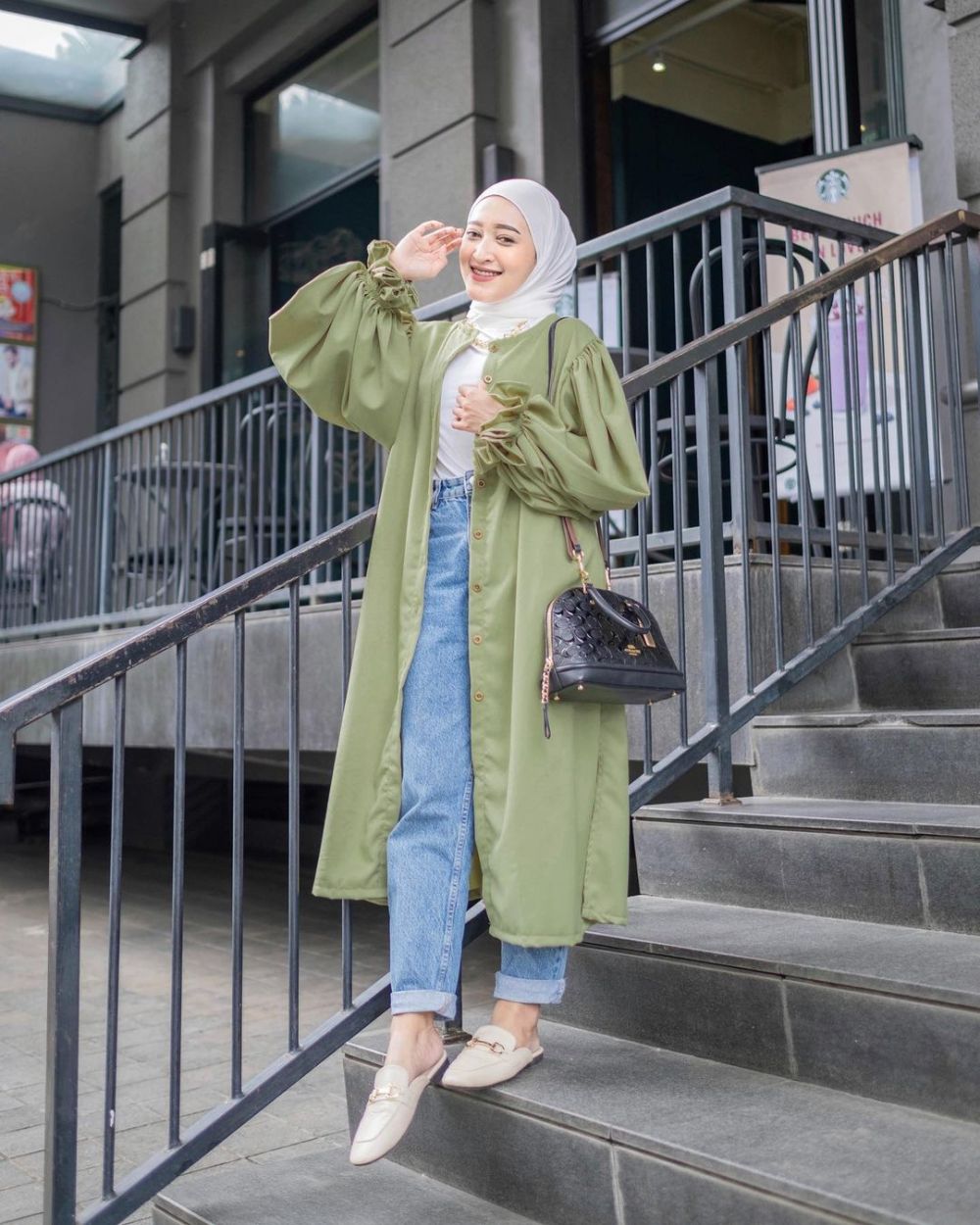 13 Padu Padan Jeans ala Selebgram Seviqe Febinita yang Chic dan Trendi