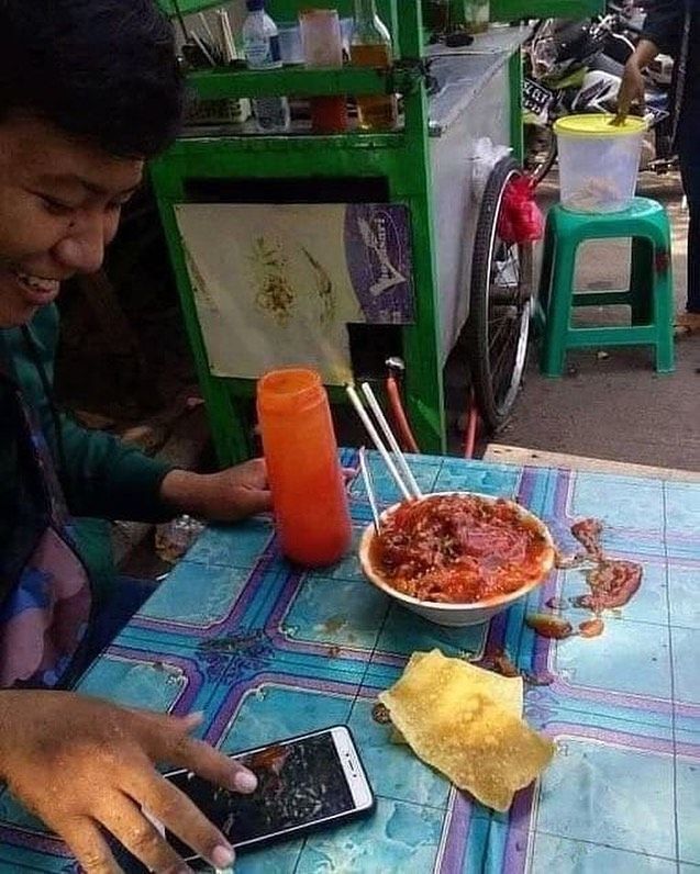 10 Momen Apes saat Mau Makan Mi Ini Menguji Kesabaran Banget