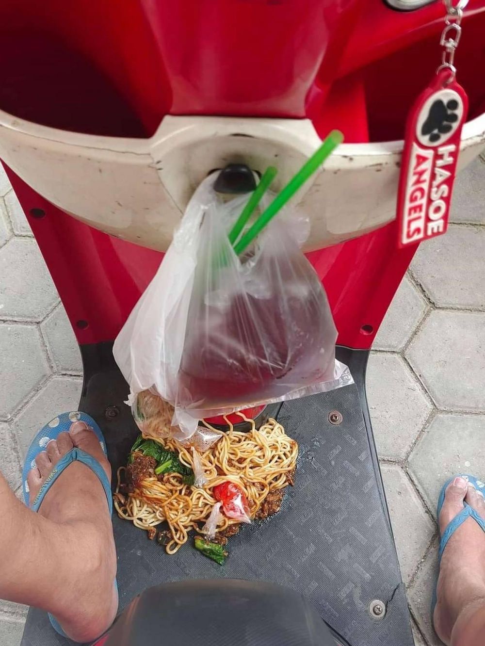 10 Momen Apes saat Mau Makan Mi Ini Menguji Kesabaran Banget