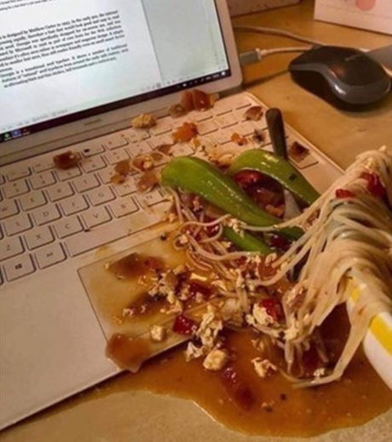 10 Momen Apes saat Mau Makan Mi Ini Menguji Kesabaran Banget