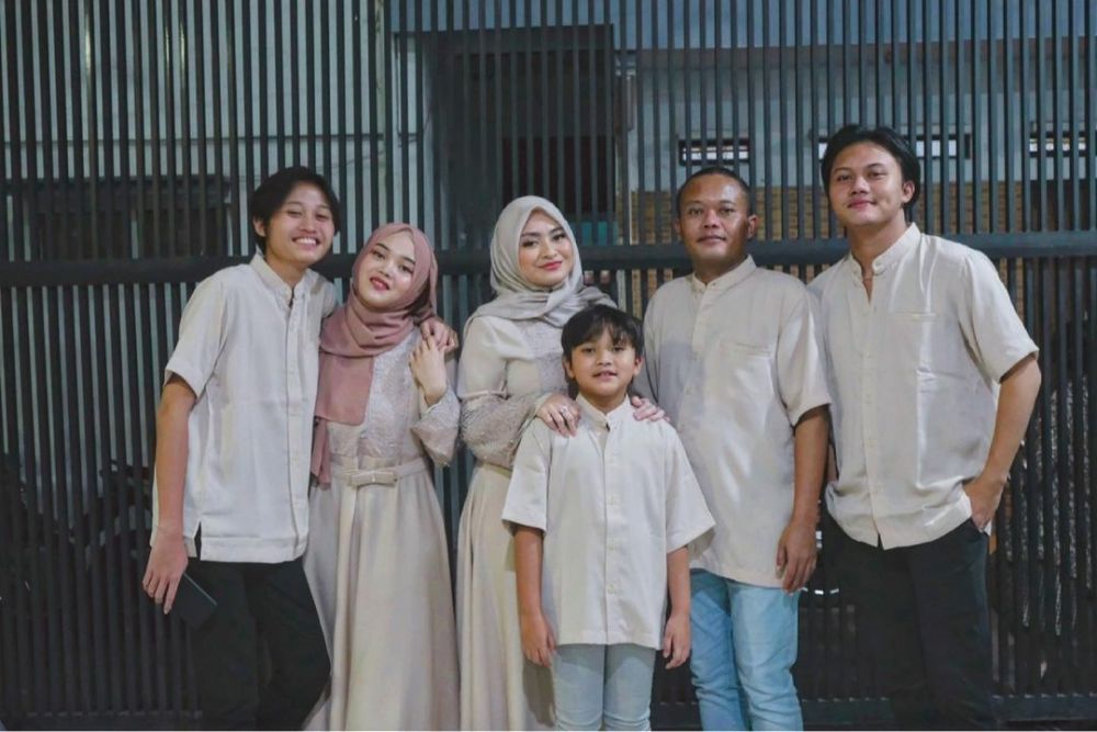 10 Artis punya Anak Sambung Selisih Usia Jauh dengan Anak Kandung