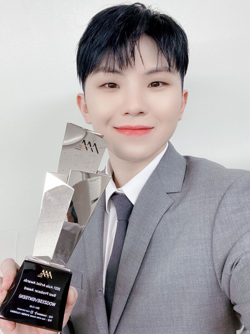 5 Idol KPop Cowok yang Raih Penghargaan sebagai Produser, Bikin Bangga
