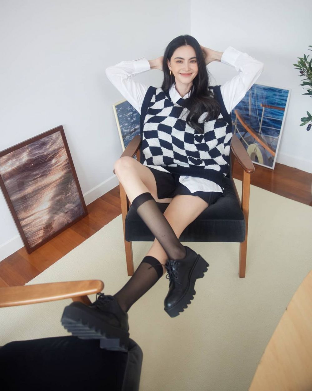 9 Mix and Match Outfit Monokrom ala Davika Hoorne, Super Stylish!