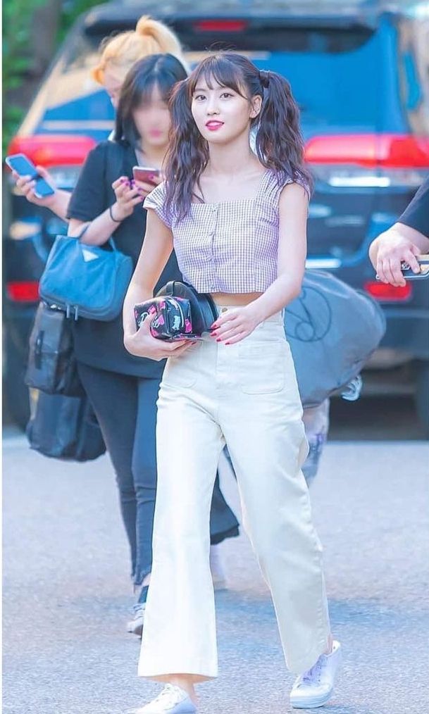 13 Inspirasi OOTD Padu Padan Crop Top ala Member Twice yang Super Kece