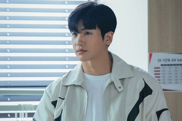 Gak Selalu Mahal, Ini 9 Harga Outfit Park Hyung Sik di Drama Happiness