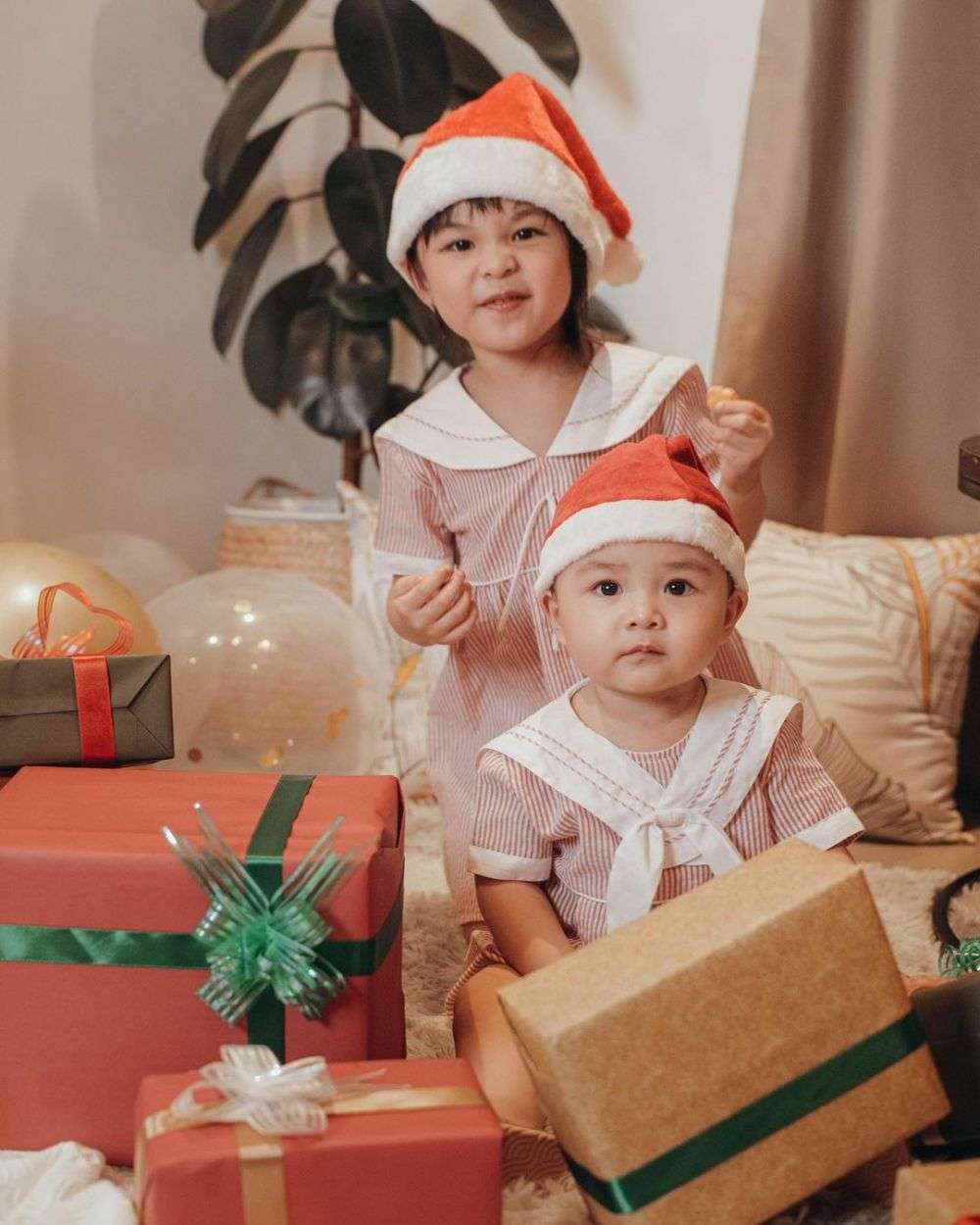 10 Potret Anak Cewek Artis Rayakan Natal, Baby Bible Gemas!