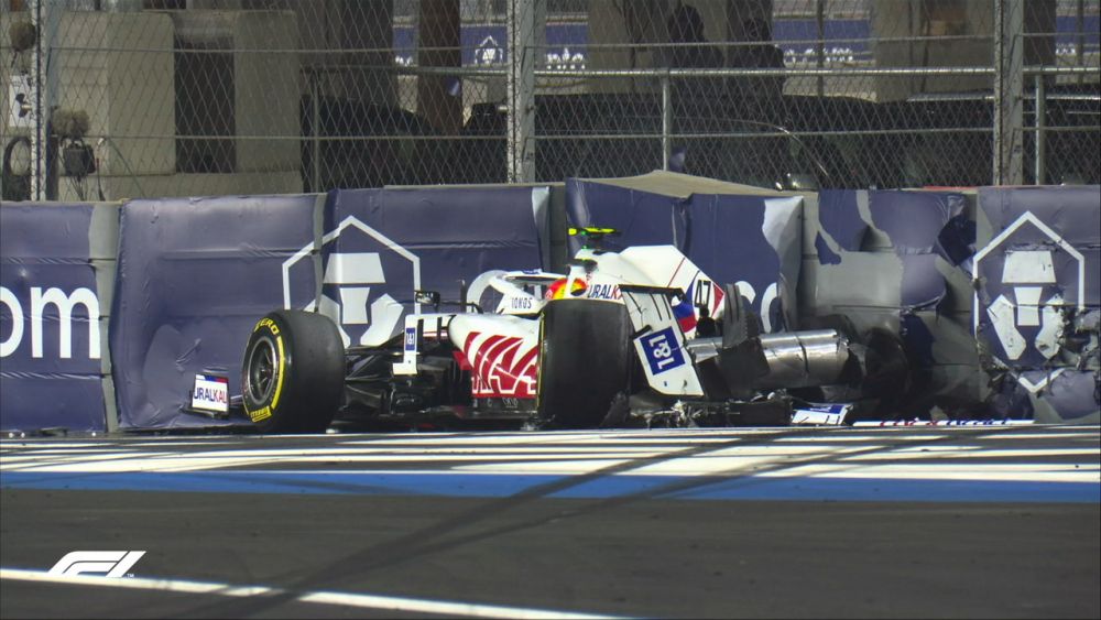 Lewis Hamilton Menangi Balapan Penuh Drama di GP Arab Saudi