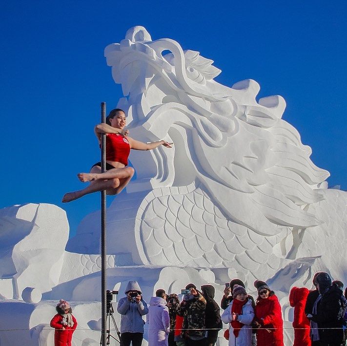 Two poles. Харбинский фестиваль «снег и лед» остров солнца. Фигуры из снега и льда. Скульптуры из снега.