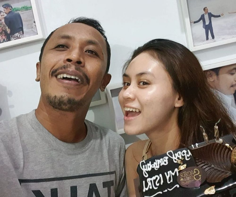 Potret Furry Setya Dan Istri Yang Selalu Romantis