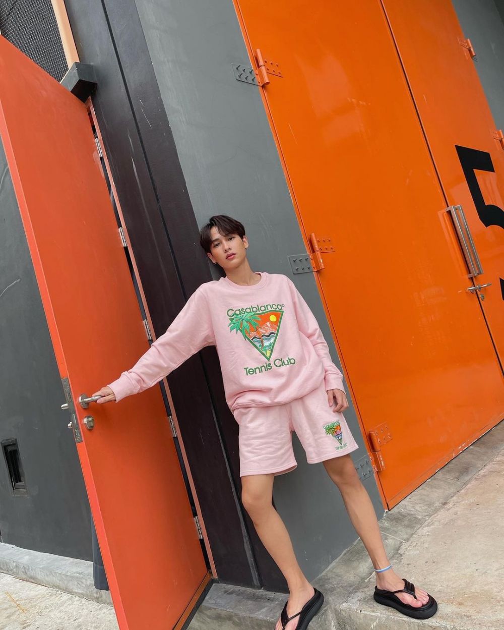 9 Inspirasi OOTD dengan One Set Outfit ala Gun Atthaphan