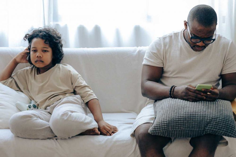 5 Kekerasan Emosional dalam Parenting, Orangtua Mencela Kelemahan Anak