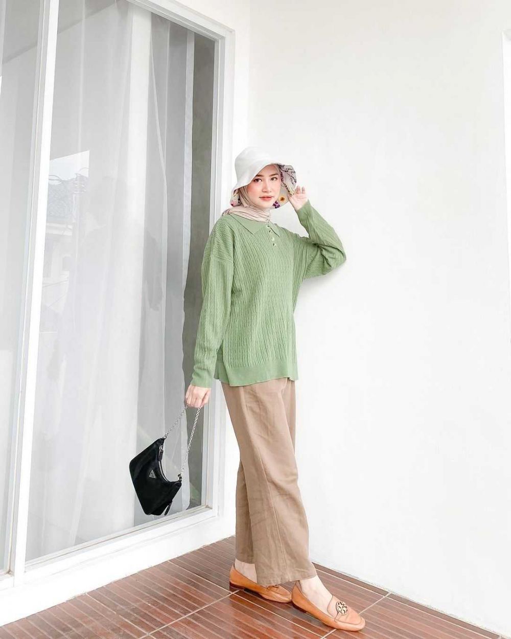 11 Ide OOTD Korean Hijab Look ala Selebgram Bahjatina, Auto Naksir