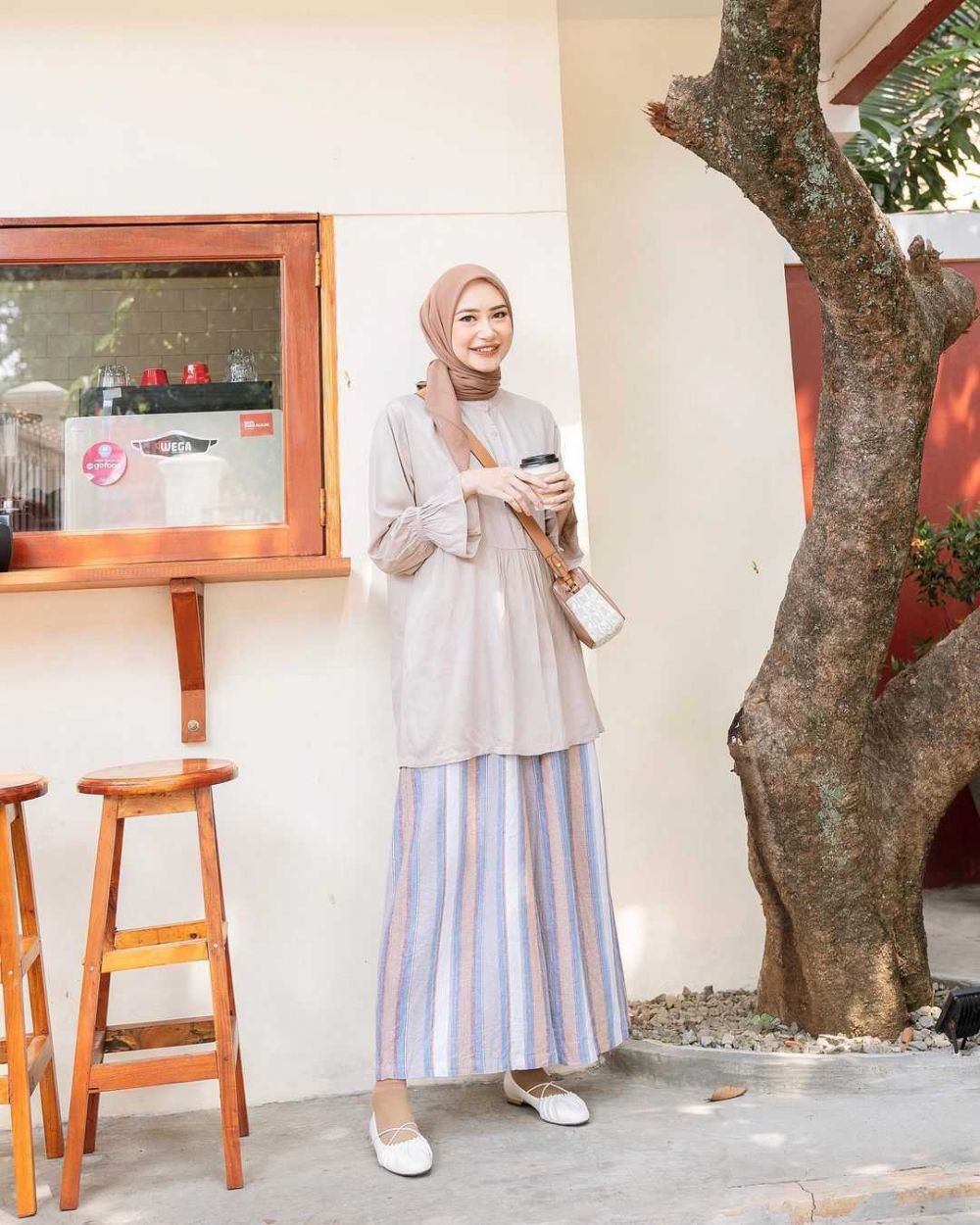 11 Ide OOTD Korean Hijab Look ala Selebgram Bahjatina, Auto Naksir