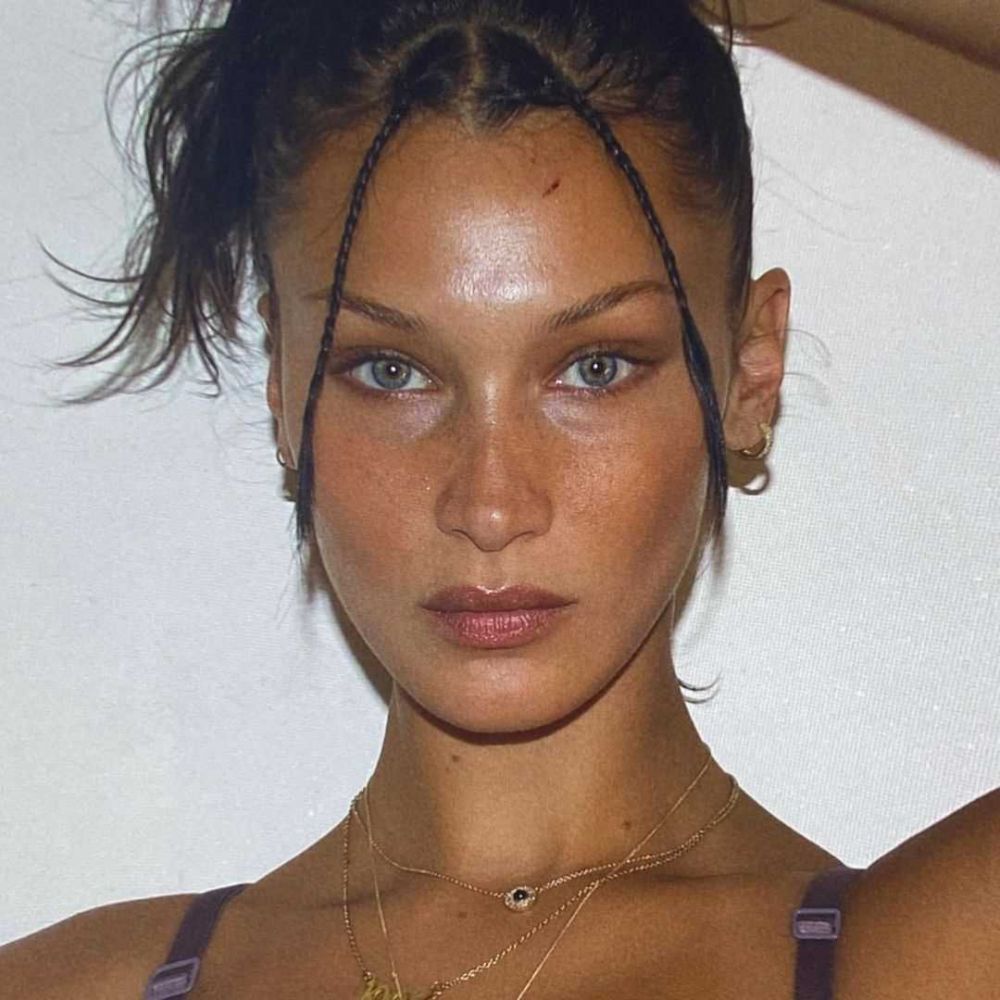 10 Potret Close Up Bella Hadid Wajah Tirusnya Curi Perhatia 4279