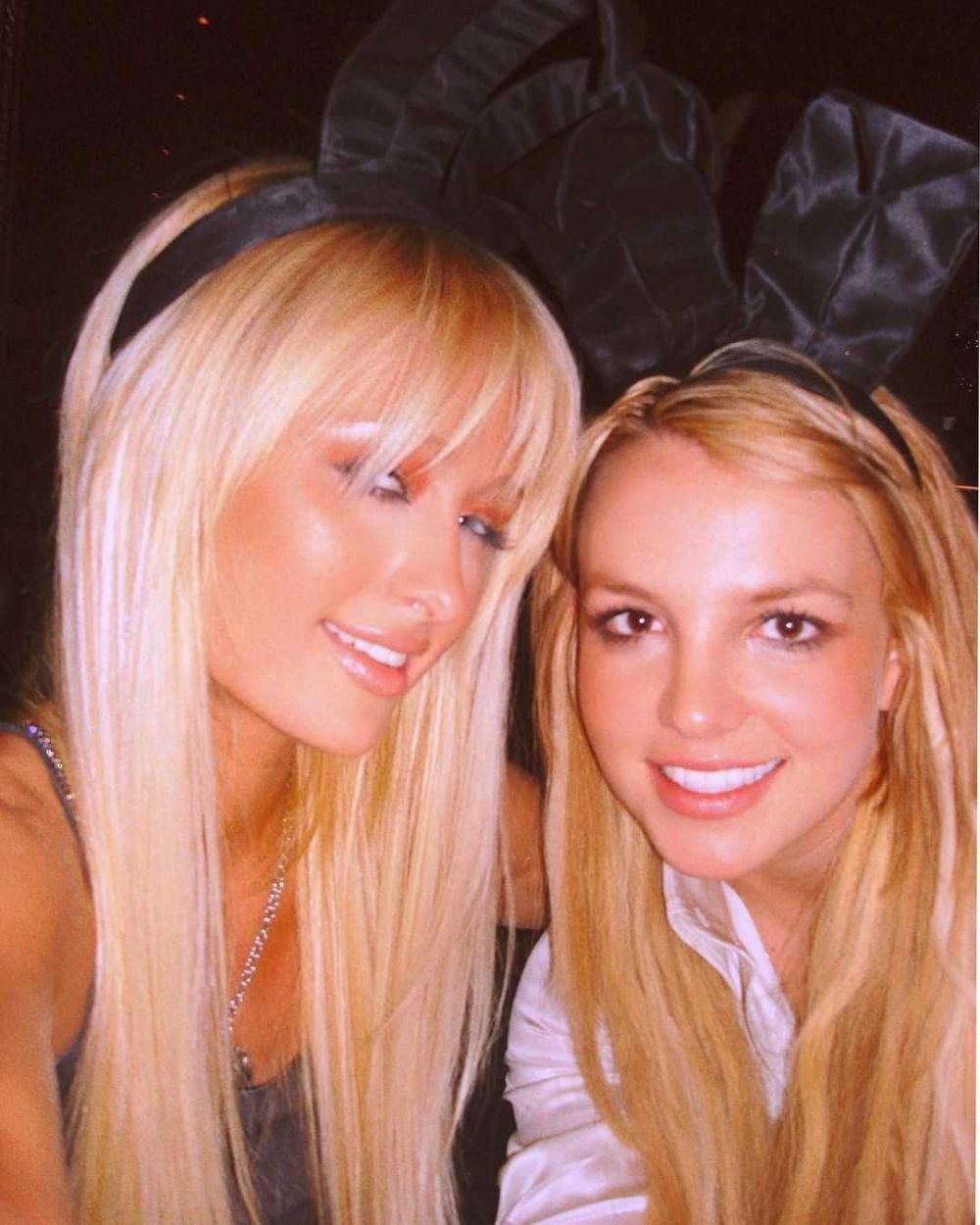 10 Potret Jadul Persahabatan Britney Spears dan Paris Hilton