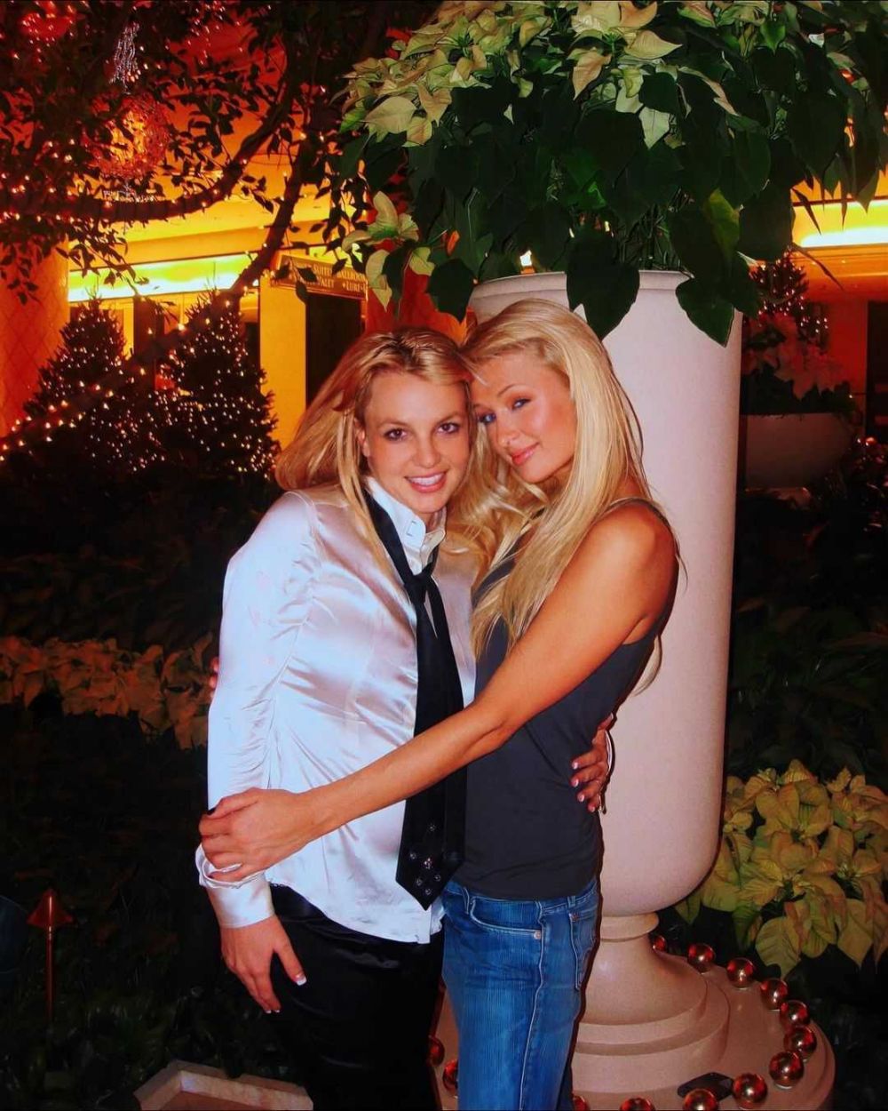 10 Potret Jadul Persahabatan Britney Spears dan Paris Hilton