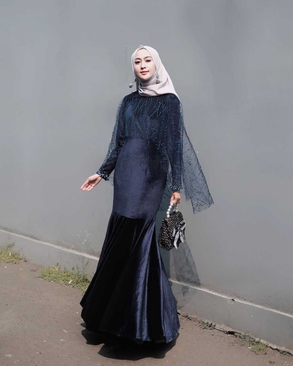 11 Ide Dress Kondangan Nuansa Navy Ala Sitti Ashari Elegan 