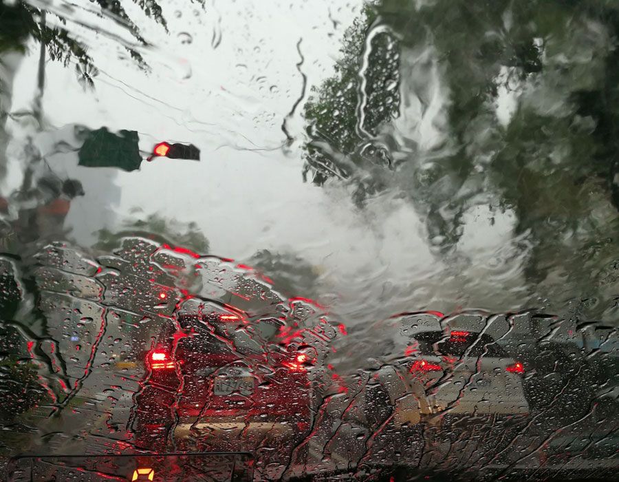 Pantura Jateng Kena Efek Siklon Tropis Ellie, Baliho di Semarang Bergoyang